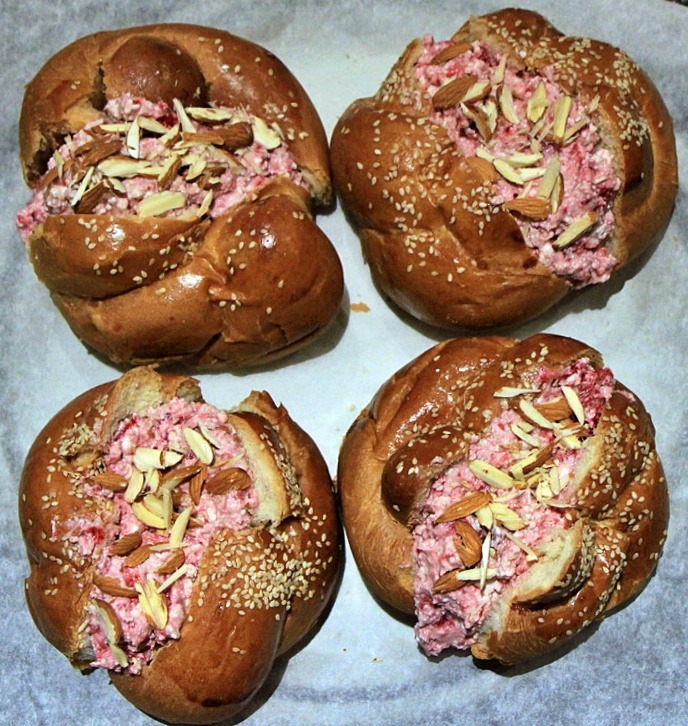 Breakfast buns with ricotta and raspberry filling