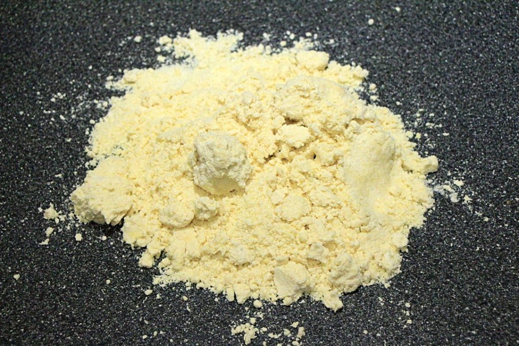 Crust flour with butter