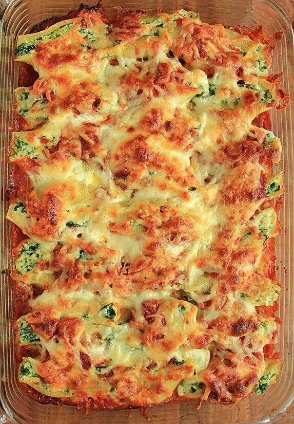Baked ricotta and spinach filled pasta shells