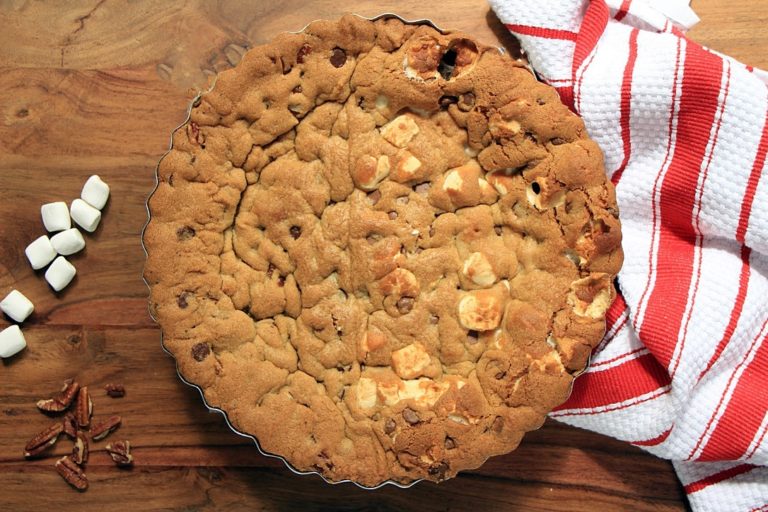 The Perfect 2-in-1 Cookie Pie