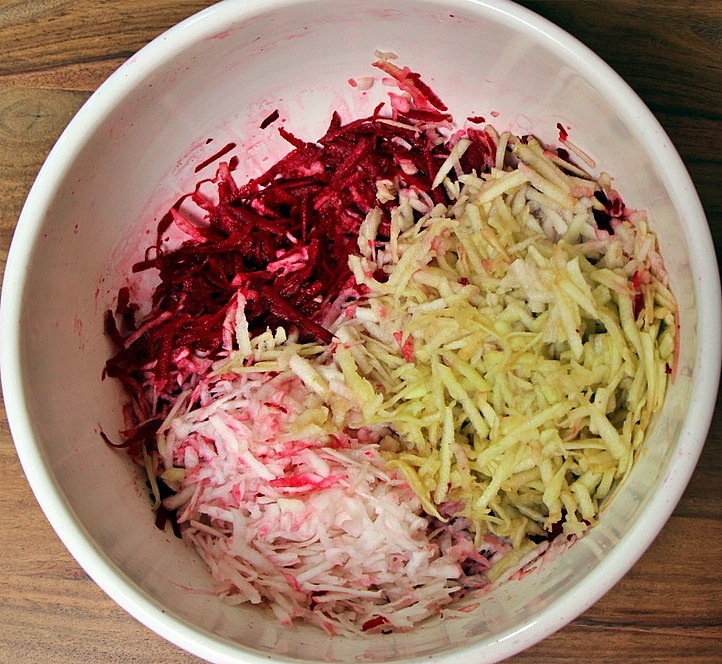 Grated vegetables and apple in bowl