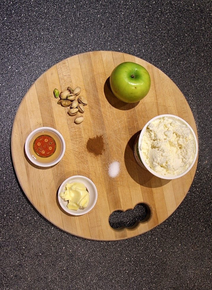 Ingredients for apple pie toast