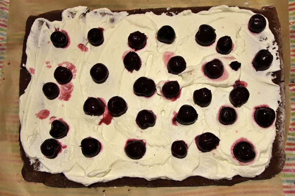 Cake with cream and cherries
