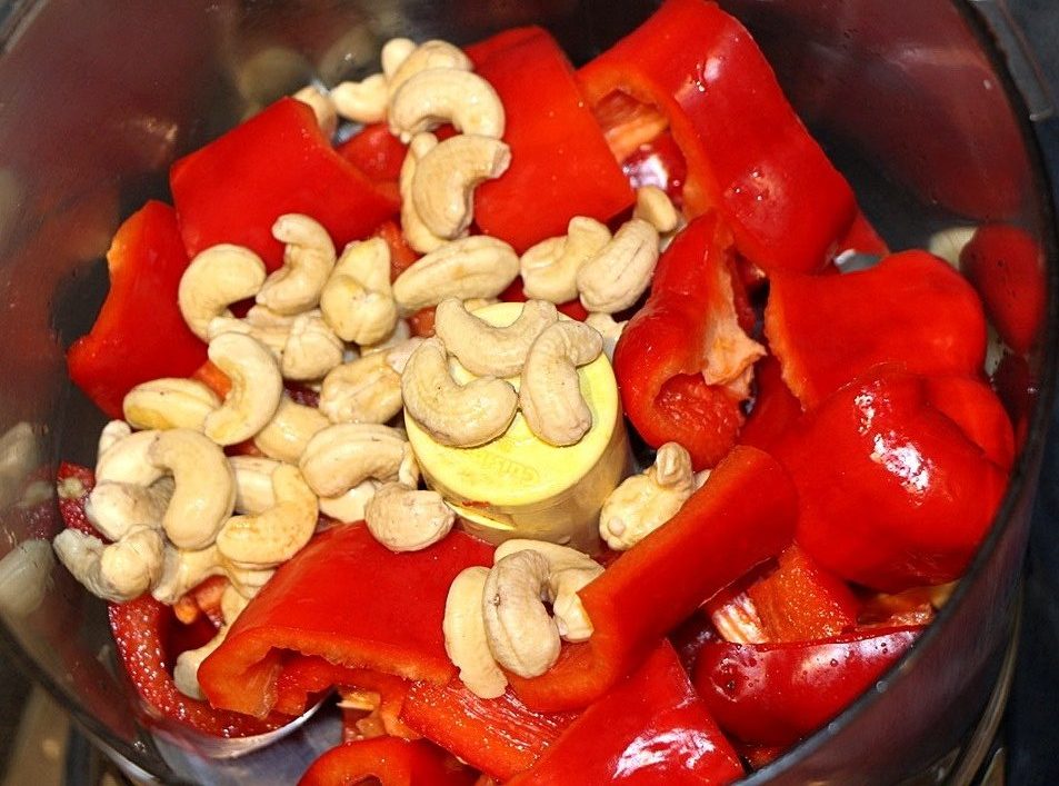 Peppers and cashew nuts for pepper chicken