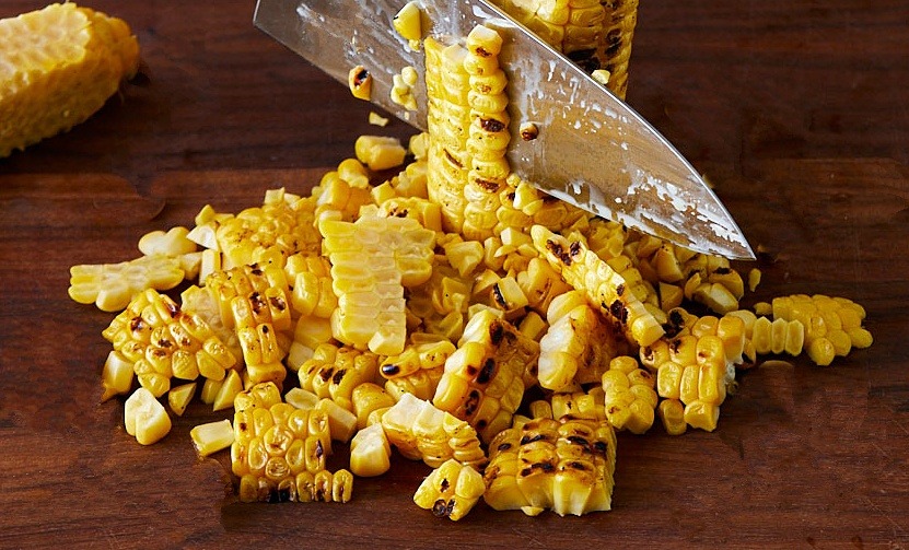 Shucked corn for barbecued corn salad